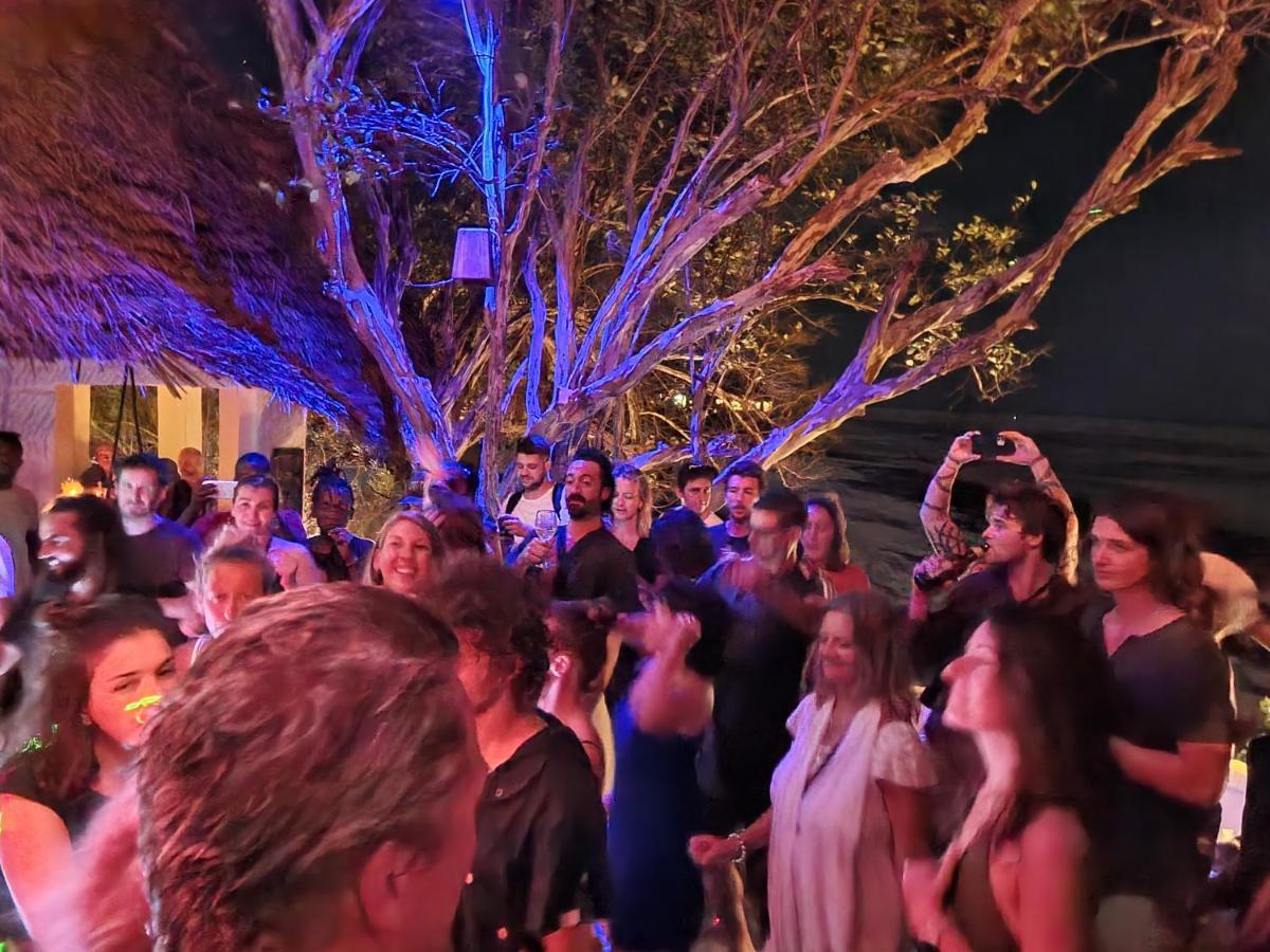 גאמביאני Red Monkey Beach Lodge מראה חיצוני תמונה