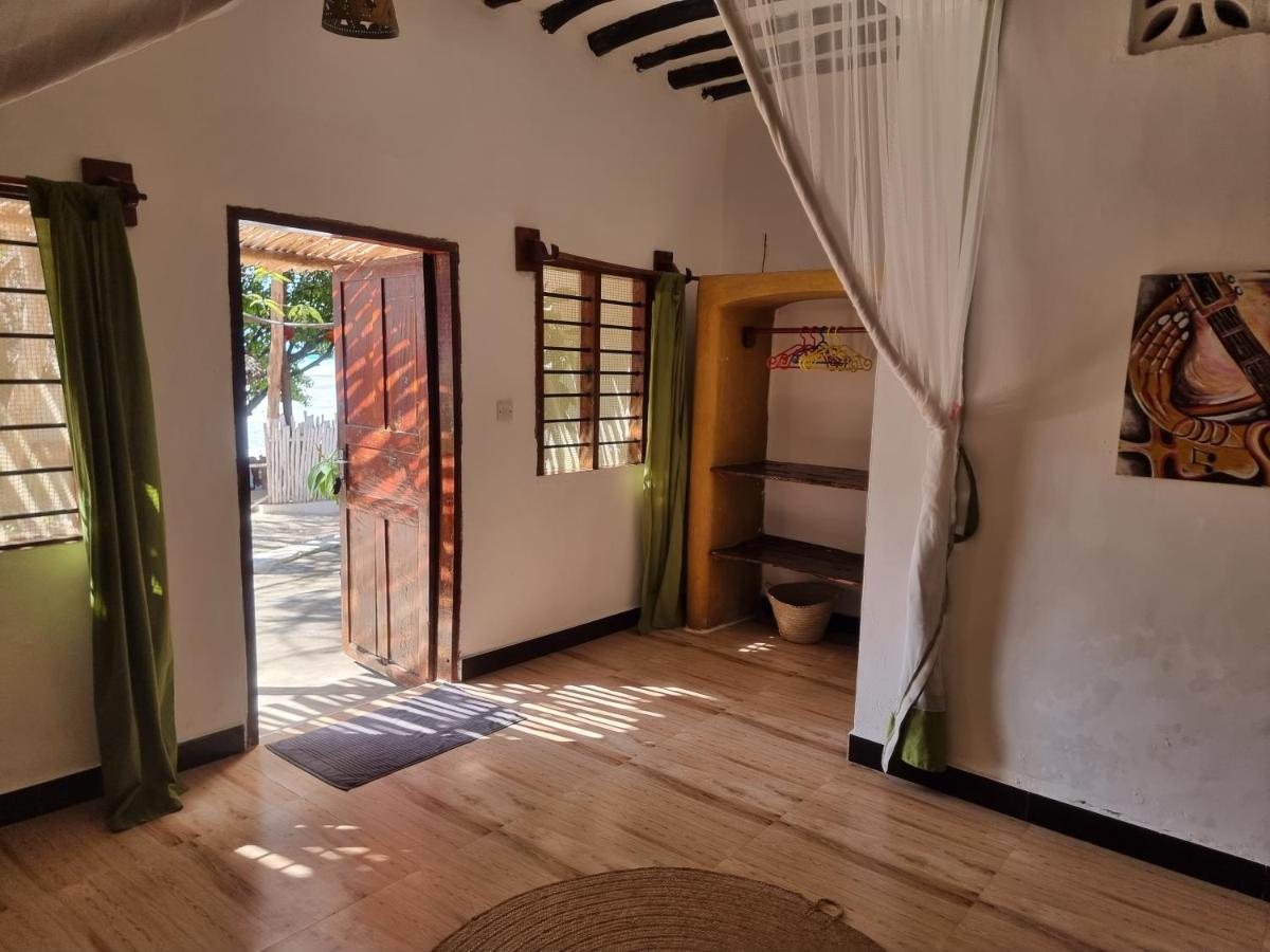 גאמביאני Red Monkey Beach Lodge מראה חיצוני תמונה