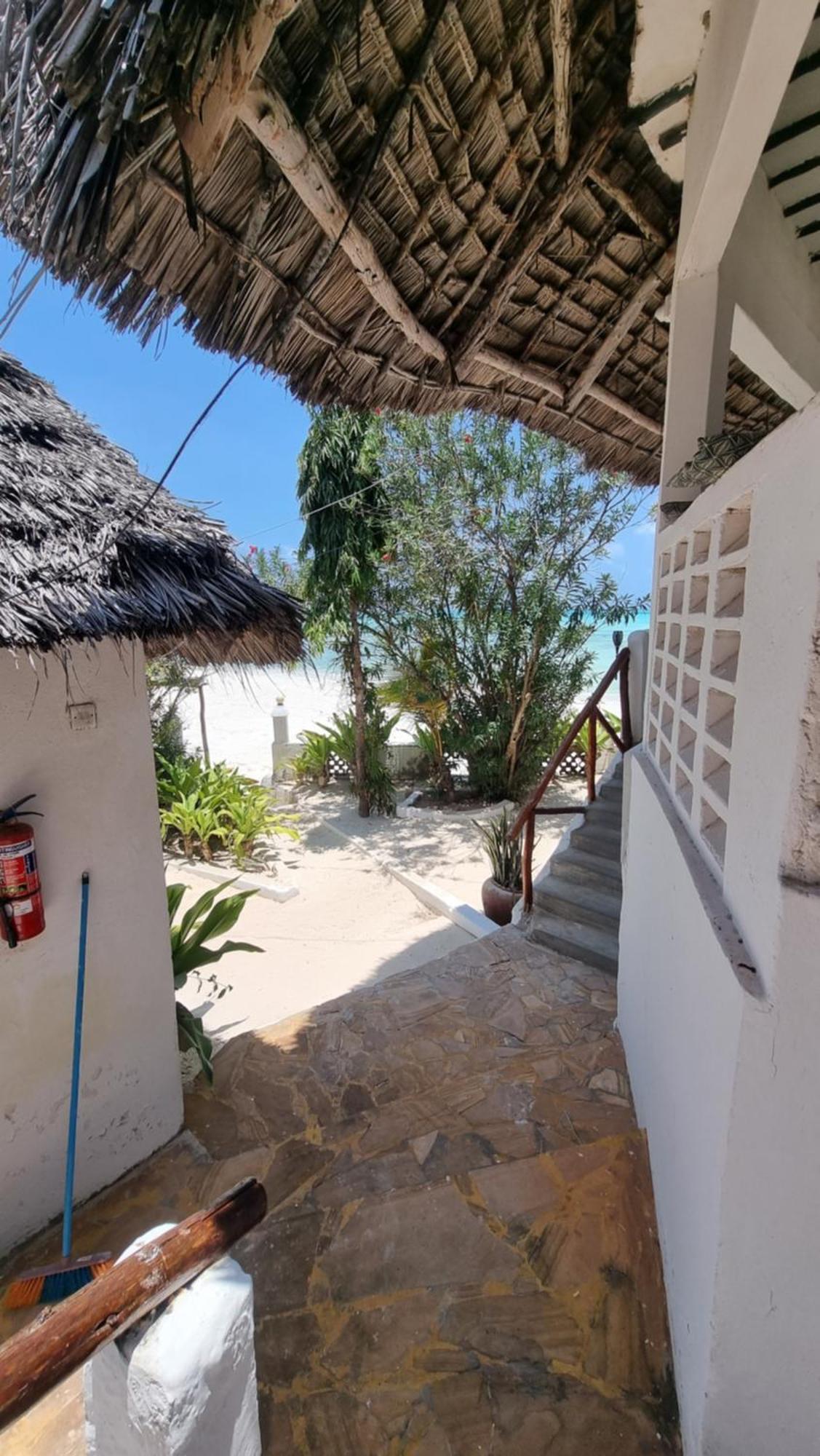 גאמביאני Red Monkey Beach Lodge מראה חיצוני תמונה