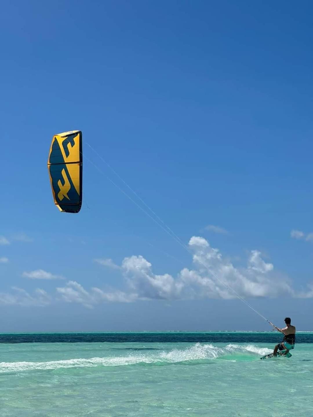 גאמביאני Red Monkey Beach Lodge מראה חיצוני תמונה