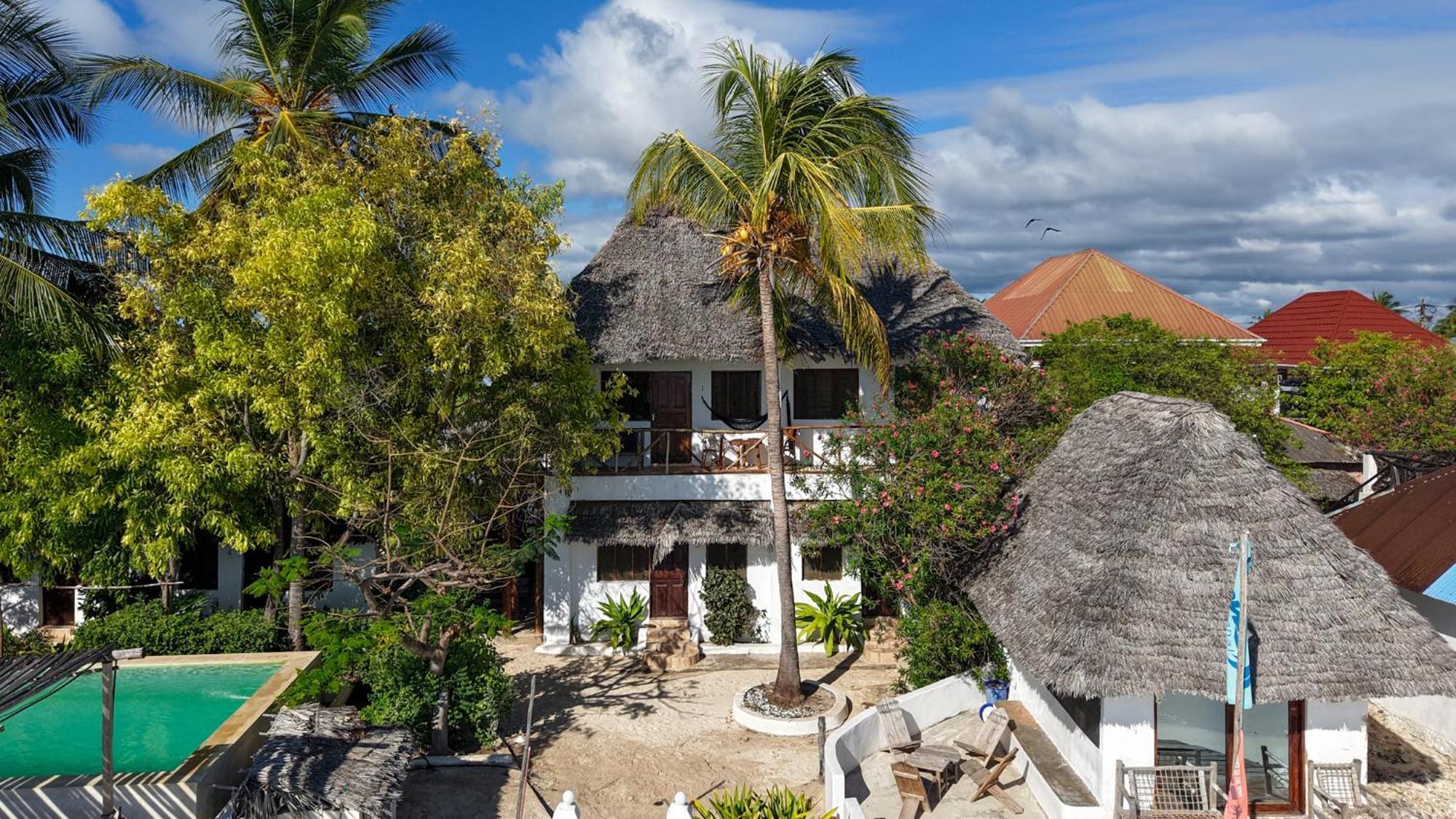 גאמביאני Red Monkey Beach Lodge מראה חיצוני תמונה