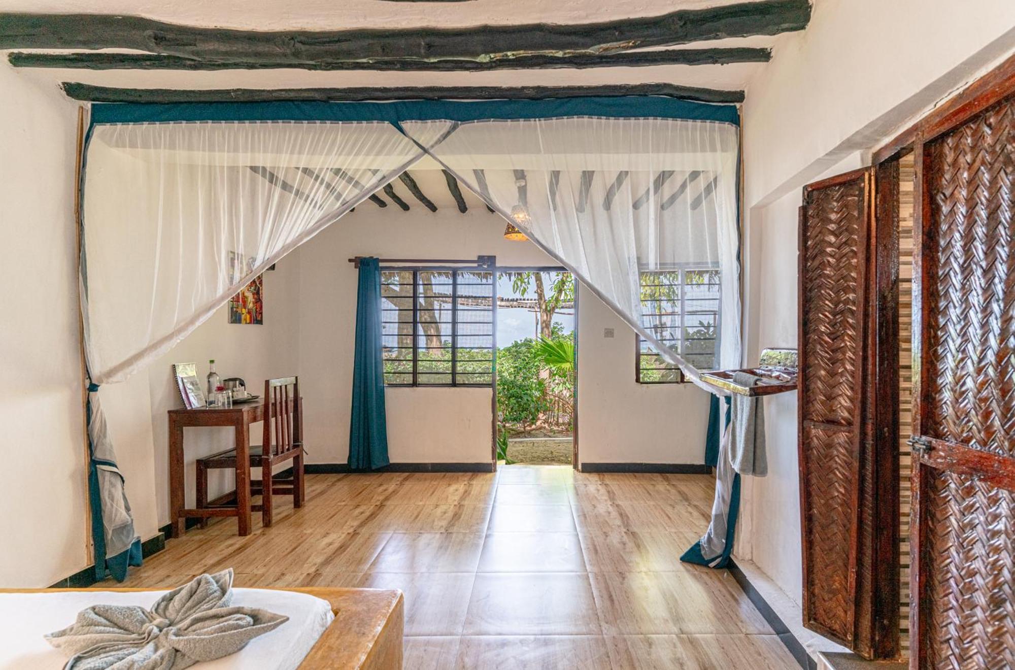 גאמביאני Red Monkey Beach Lodge מראה חיצוני תמונה