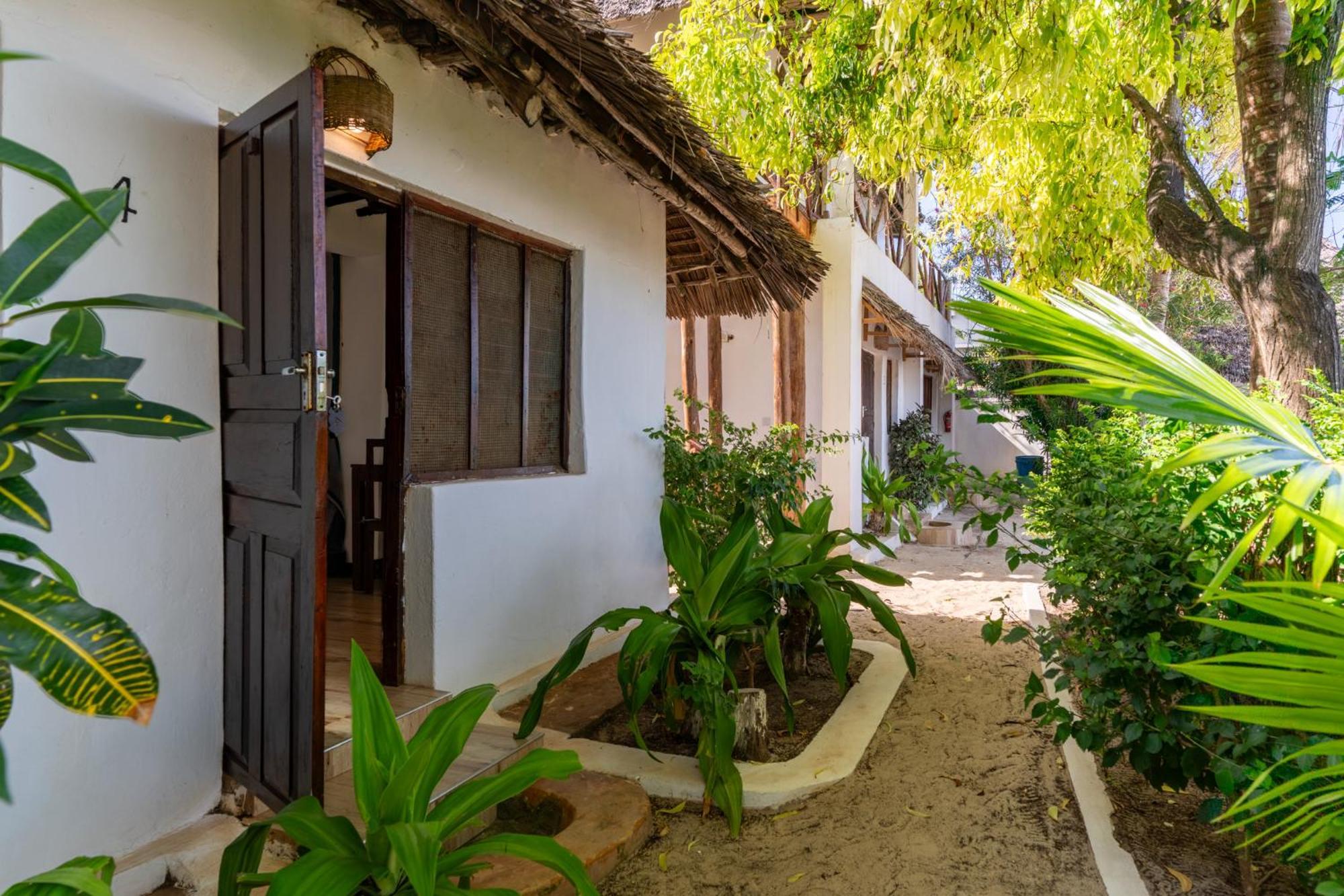 גאמביאני Red Monkey Beach Lodge מראה חיצוני תמונה