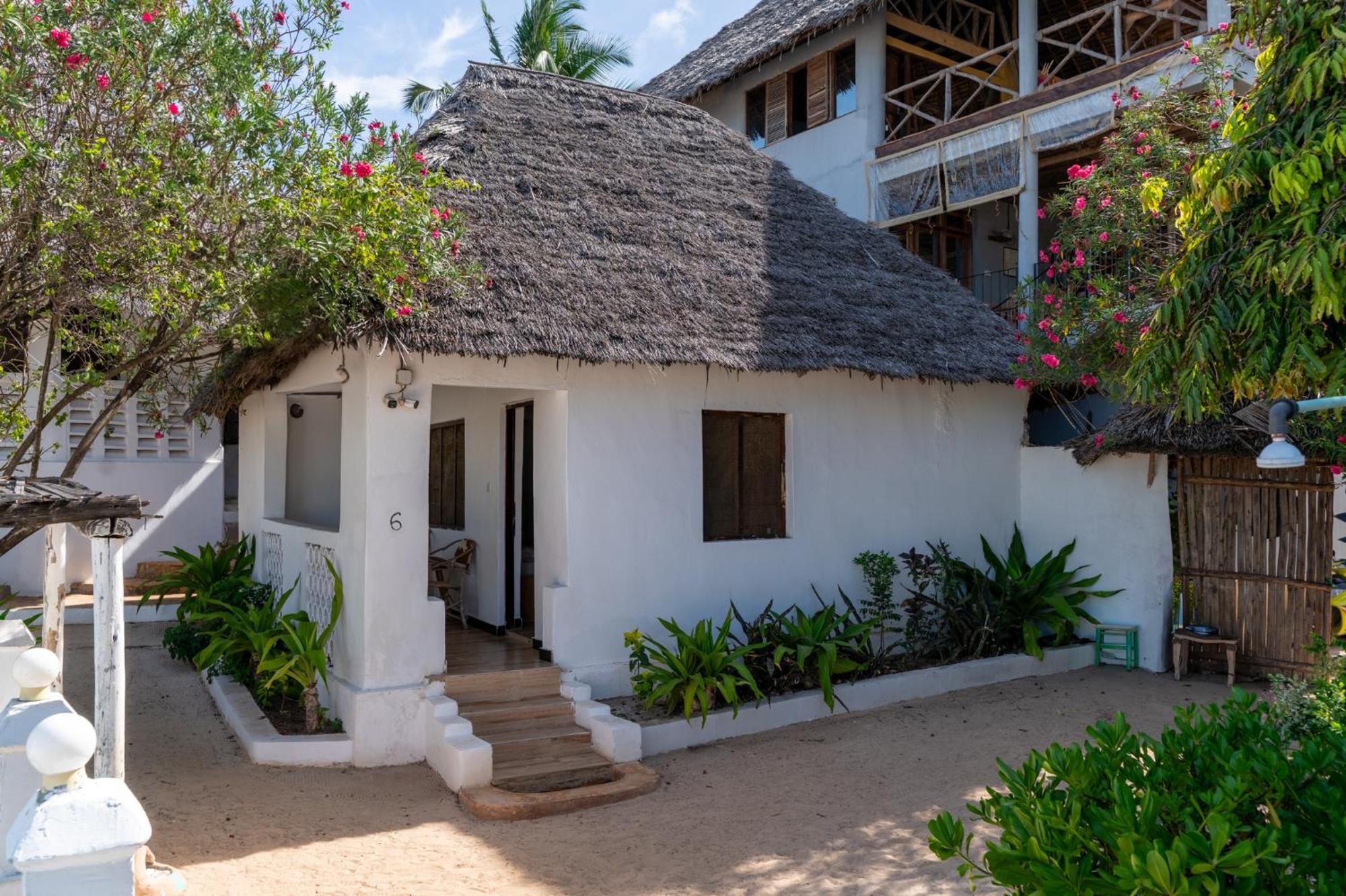 גאמביאני Red Monkey Beach Lodge מראה חיצוני תמונה